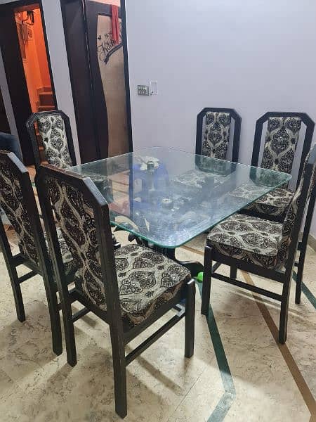 Dining Table in Good Condition 2