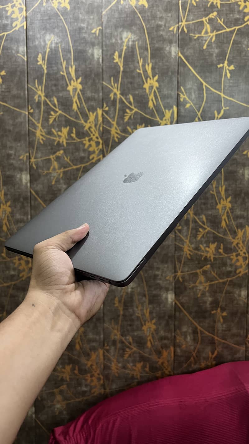 Macbook 2019 Pro Core i7 16GB Ram 512 SSD TouchBar 2