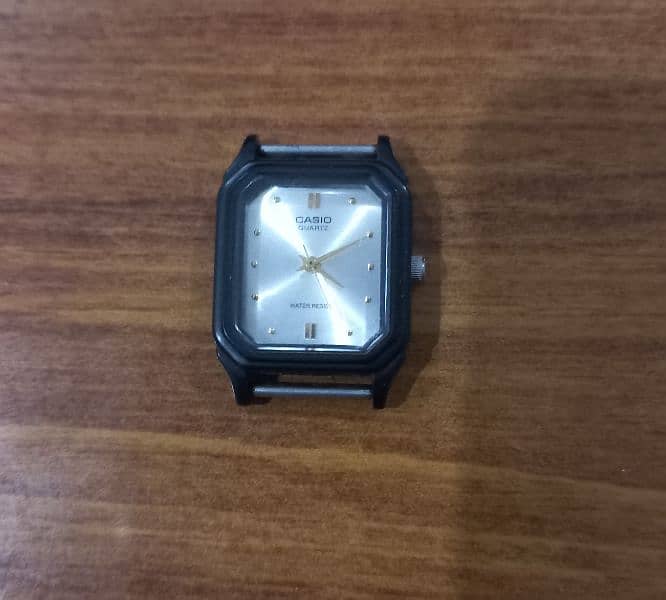 Casio LQ-142 white analog dial ladies wrist watch. 0