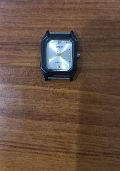 Casio LQ-142 white analog dial ladies wrist watch. 1