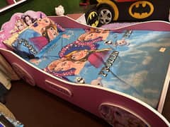 Rev up your child's bedroom with this exciting car-themed single bed,