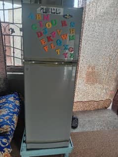 Dawlance ka fridge for sale.