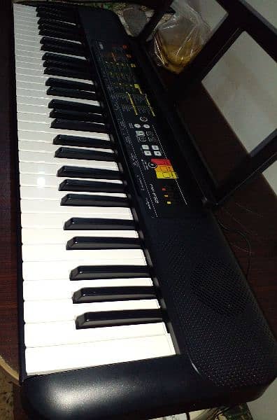 Yamaha PSR F52 Keyboard 1