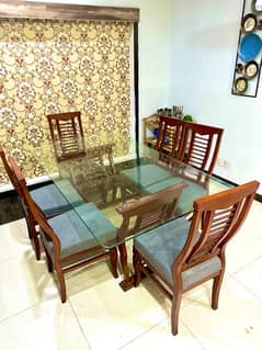 Dinning table of 6 person used like new dark brown wooden comfortable