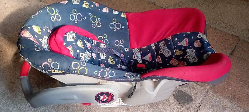 Baby Cot , Good condition, can be adjusted with car seat 0