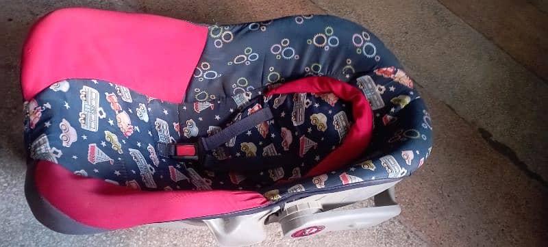 Baby Cot , Good condition, can be adjusted with car seat 1