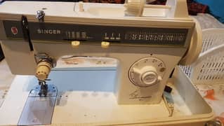 singer swings machine with 37 designa stitching