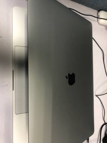 Macbook pro 2019 32gb ram core i7 512gb 4gb graphins card 1