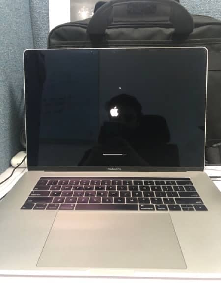 Macbook pro 2019 32gb ram core i7 512gb 4gb graphins card 2