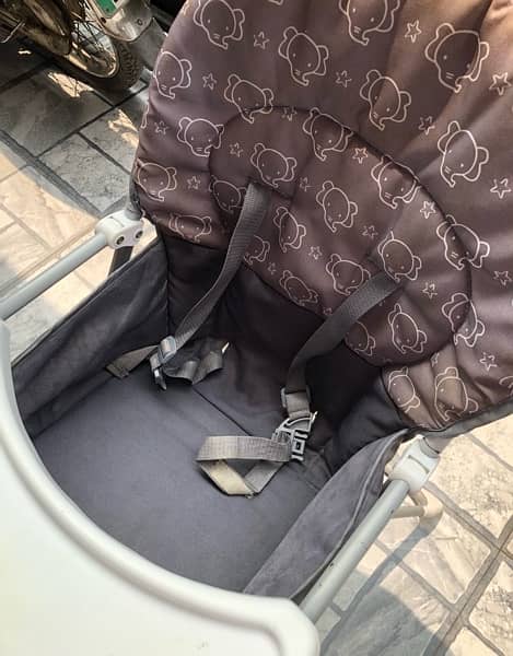 tinnies baby seater in excellent condition 1