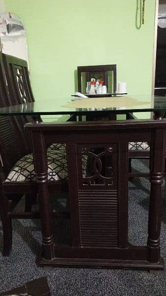 6 seater wodden dining table for sale with glass top 1