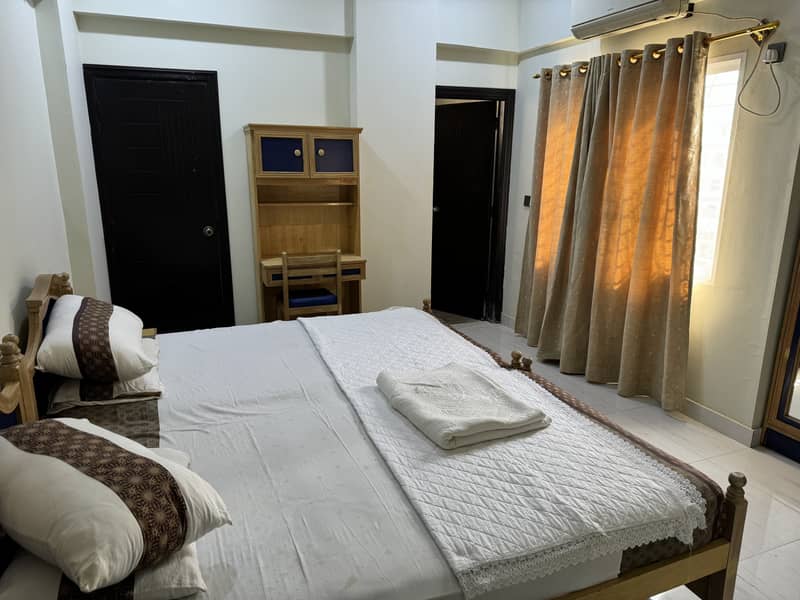 3 BED ROOM GUEST HOUSE PER DAY RENT 2 FLATS IN SOLDIER BAZAR 4