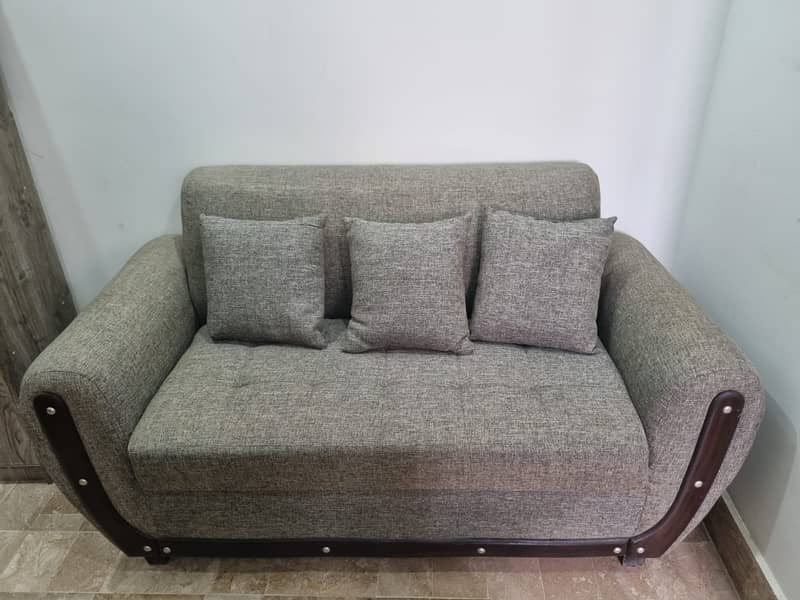 5 seater with an additional ottoman style seat/extender 1