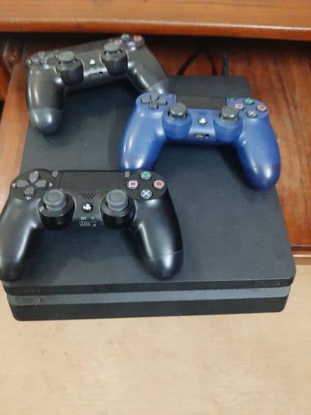 Playstation 4 slim 1tb only 10 months used 2