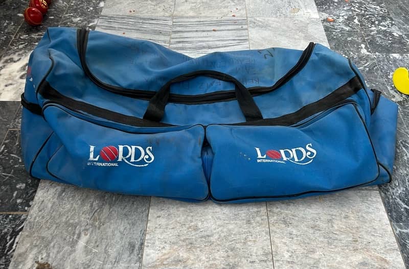 slightly used complete cricket kit with Lords brand kit bag 3