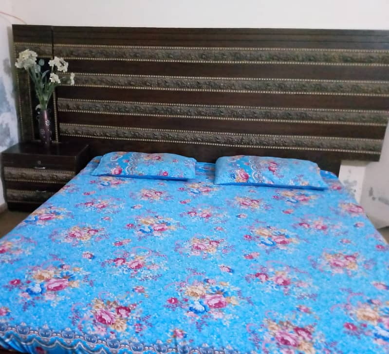 Large size Bed set with side tables. 0