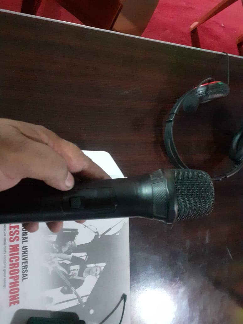 Wireless UHF Microphone Interview Pakistan 2