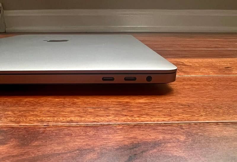 MacBook Pro i9 16inch A2141 32GB Ram 1TB SSD 8GB AMD Radeon Graphics 4