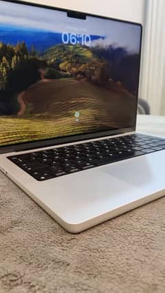 Macbook Pro 2022 M2 Max  chip 32Gb Ram 1TB Ssd 14”inch