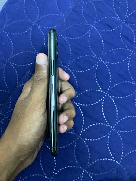 Iphone 11 pro 64gb with box non pta 4