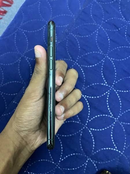 Iphone 11 pro 64gb with box non pta 5