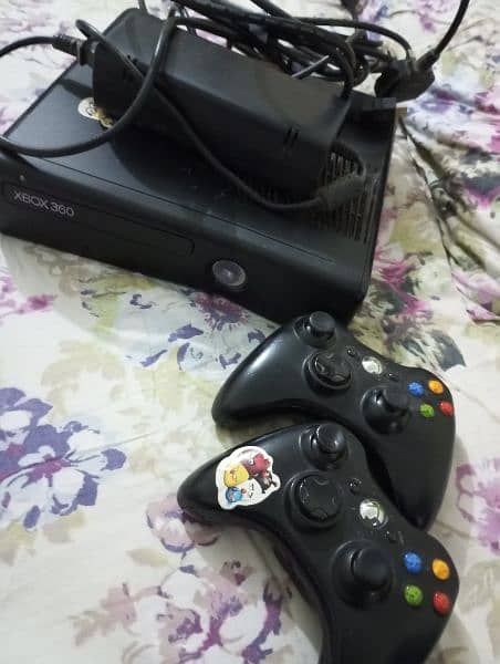 xbox 360 with 2 controller wireless 3