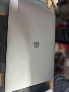 apple mac book pro 2017 lush condition