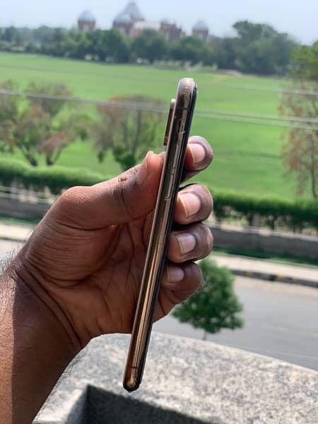 iphone xs pta Approved Gold colour 2