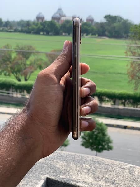 iphone xs pta Approved Gold colour 6