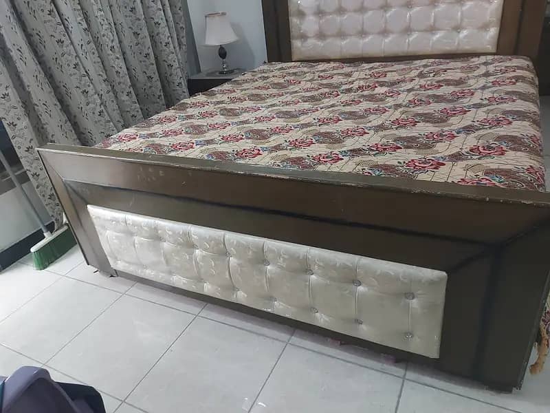 Double bed with two side tables 4