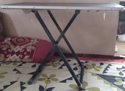 Folding table