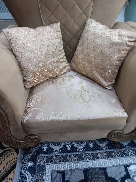 5seater sofa in brand new condition very less used 4