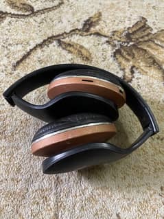 Wireless Bluetooth headphones almost new 0