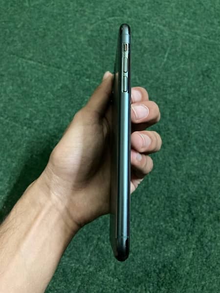 iphone 11 pro max jv 256 gb battery health 84%10/10 condition 1