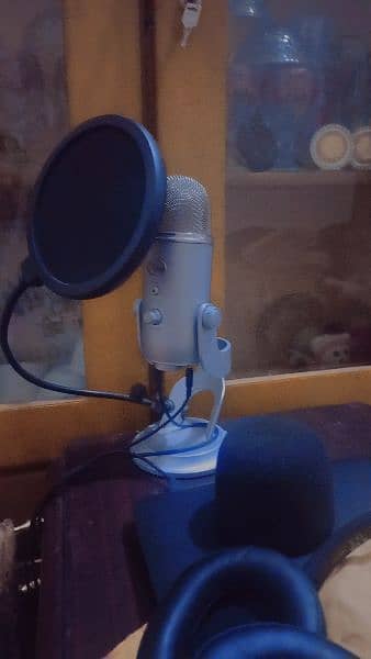 blue yeti microphone  10%10 condition look like new little bit used 0