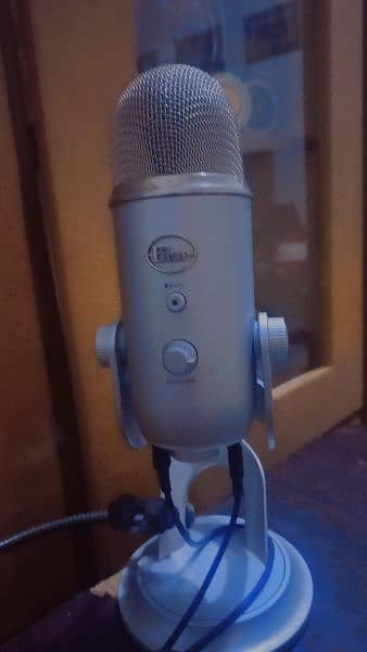 blue yeti microphone  10%10 condition look like new little bit used 1