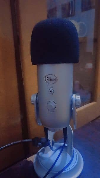 blue yeti microphone  10%10 condition look like new little bit used 2