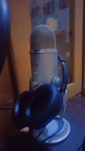 blue yeti microphone  10%10 condition look like new little bit used 3