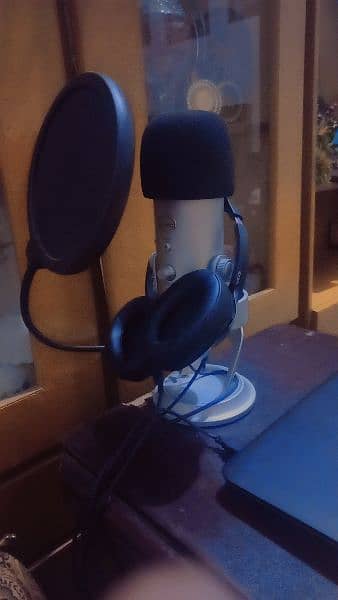 blue yeti microphone  10%10 condition look like new little bit used 5