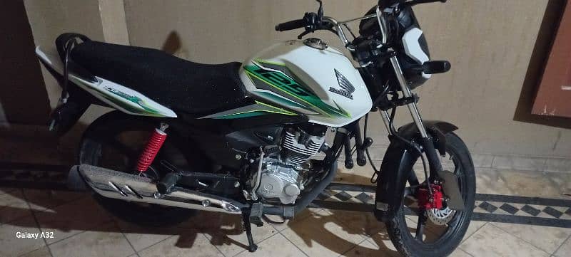 Honda cb 125f white colour 6