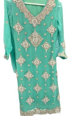 CHIFFON Heavily embellished silver wok on turquoise pur