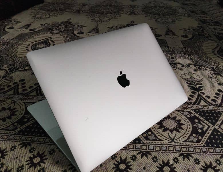 Apple MacBook Pro 2017 (15 inch) | 2GB Graphics | 16GB RAM | Touch Bar 1