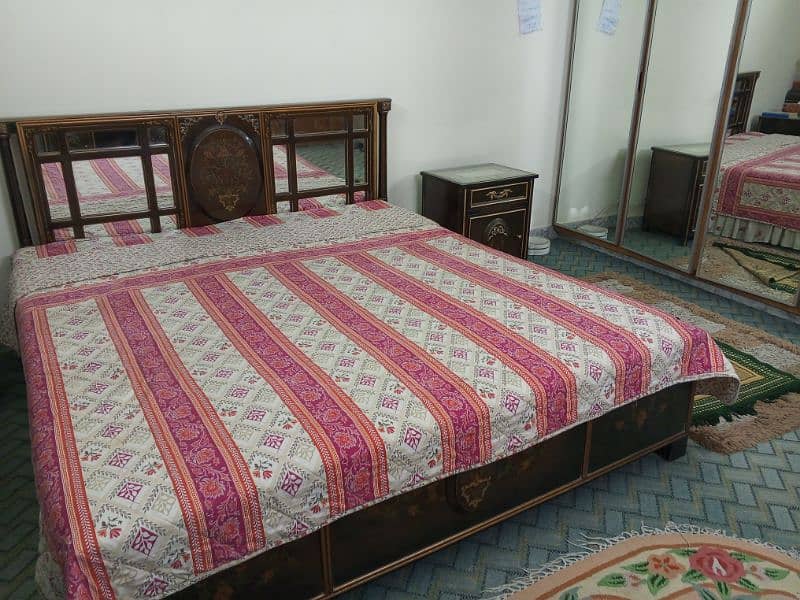 Elegant Queen Bed Set Excellent Condition 1