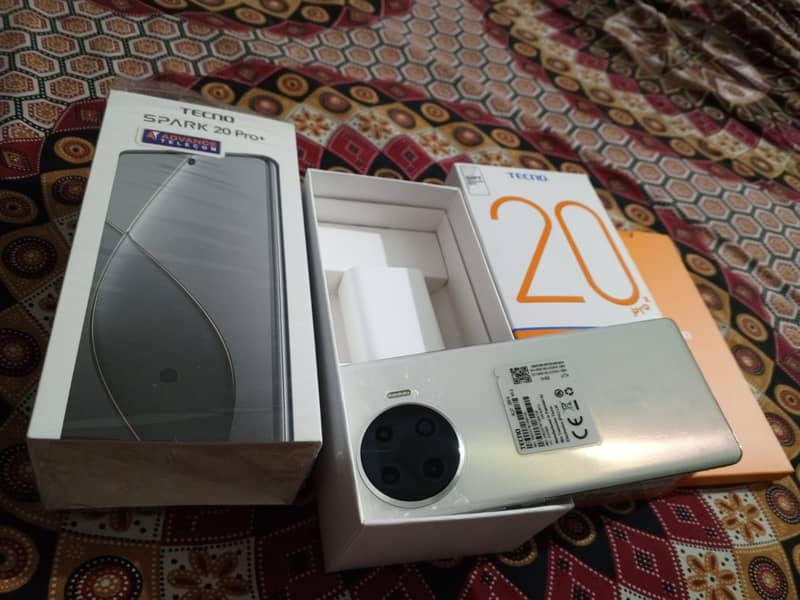 Tecno spark 20 pro plus. . . . 8/256 1