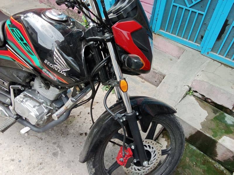 Honda CB 125f 3