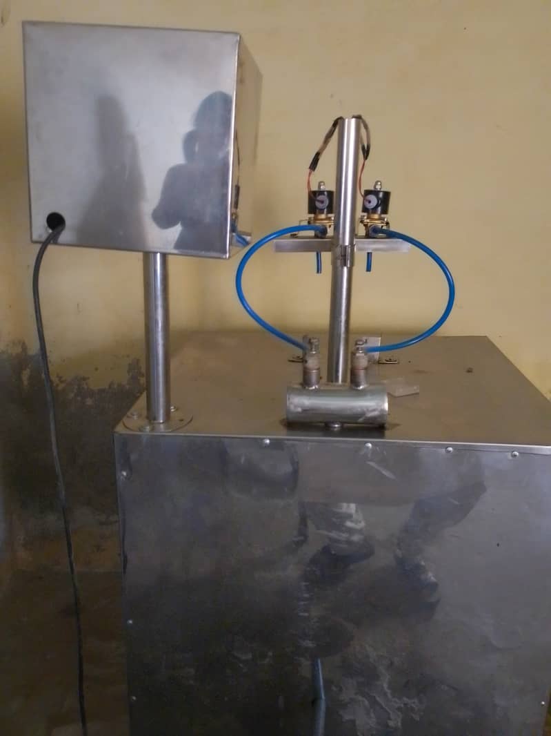 Engine oil and juice filling machine 1