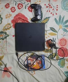 Ps4 slim, 500 alongside 2 games