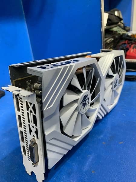 RX 590 saphir ,xfx,white black blue 8gb 256bit 11