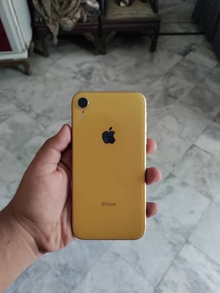 IPHONE XR NON PTA { Yellow} 64gb 11