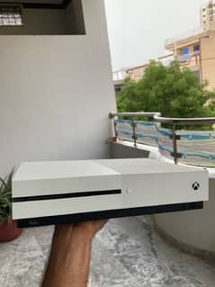 Xbox one S with 4 CD